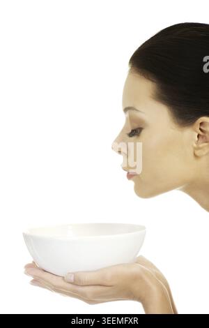 Schöne junge Frau mit Schale und Gerüche Stockfoto