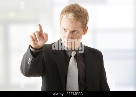 Business Mann durch Drücken einer abstrakten auf dem Touchscreen Stockfoto