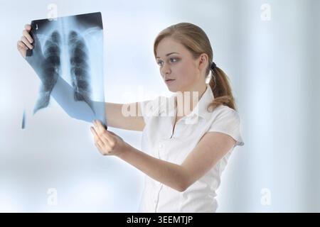 Eine Ärztin untersucht einen Thorax-Röntgen-Fotoscan Stockfoto
