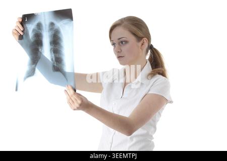 Ärztin untersucht eine Brust Röntgen Foto scannen. Isoliert auf weiss Stockfoto