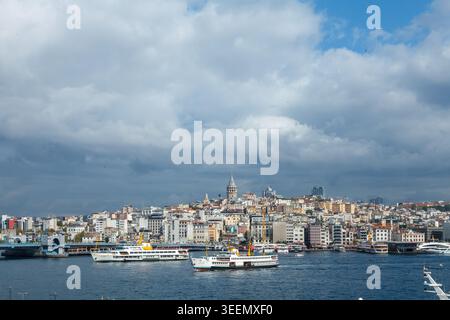 Istanbul, Türkei - 10. Oktober 2021: Blick auf die Stadt mit Galata-Turm und Booten Stockfoto