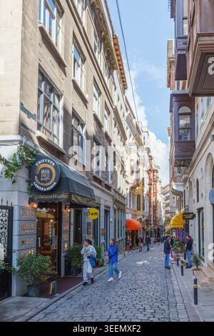 Istanbul, Türkei - 10. Oktober 2021: Enge Straße mit Geschäften und Menschen Stockfoto