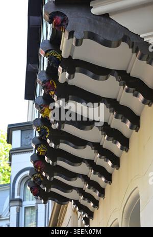 Holzfiguren am Erkerfenster eines alten Hauses in Neuss Stockfoto