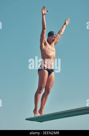 Fitness, Sport und Mann mit Tauchbrett für Wellness, Training und Training auf blauem Hintergrund. Stretching, bereit und Sportler oder Schwimmer Person für Stockfoto