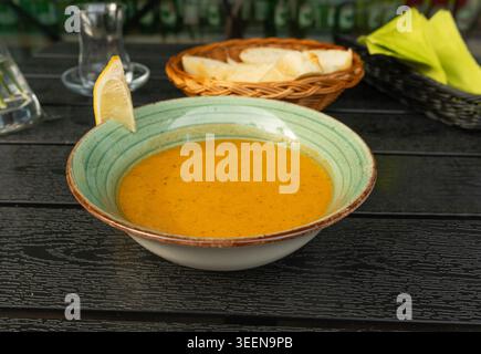 Rote Linsensuppe, gelbes Mercimek Cremepüree, Shorba Ramadan Essen, traditionelles aserbaidschanisches Mercimek vegetarisches Gericht, Orangenlinsensuppe im Restaurant Stockfoto