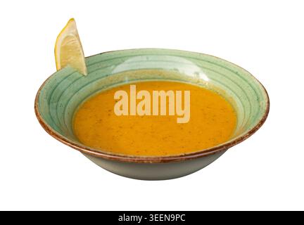 Rote Linsensuppe, gelbes Mercimek Cremepüree, Shorba Ramadan Essen, traditionelles aserbaidschanisches Mercimek vegetarisches Gericht, Orangenlinsensuppe im Restaurant Stockfoto