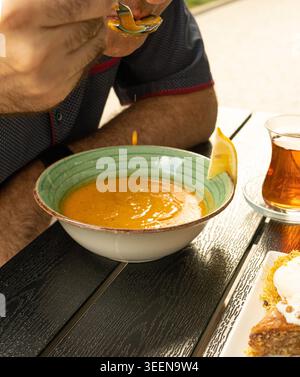 Rote Linsensuppe, gelbes Mercimek Cremepüree, Shorba Ramadan Essen, traditionelles aserbaidschanisches Mercimek vegetarisches Gericht, Orangenlinsensuppe im Restaurant Stockfoto