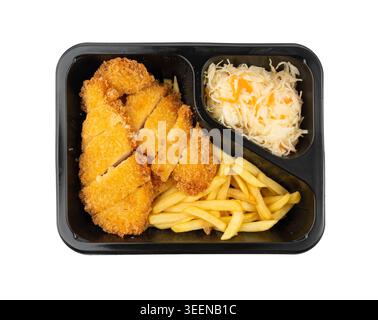 Paniertes Hühnchen mit Pommes frites zum Mitnehmen, Schnitzel- und Kohl-Salat, gebratenes paniertes Fleischfilet in schwarzer Kunststoff-Lunchbox auf weißem bac Stockfoto