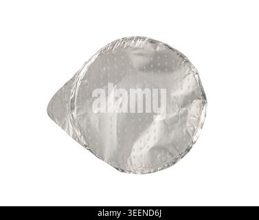 Aluminiumfoliendeckel isoliert, runde Papierabdeckung aus Metall, Kreisdeckel auf weißem Hintergrund, Ansicht von oben Stockfoto