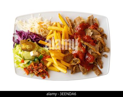 Döner Kebap Platte isoliert, Döner Fleisch und Chips, Döner, Shawarma oder Gyro serviert mit Salat, Mayonnaise Sauce und Gemüse von oben Stockfoto