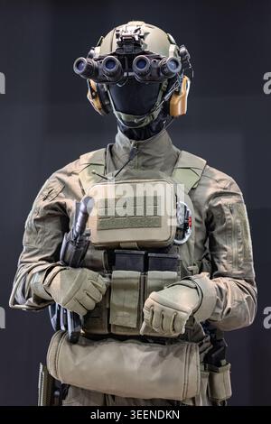 Militärische Mannequin Mit Taktischer Ausrüstung Und Quad Nachtsichtbrille. Stockfoto