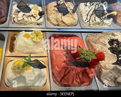 SYMB/EISLADEN- Verschiedene Bunte Sorten Speiseeis in gekuehlten Metallschalen Auslage hinter Glas in einer Eisdiele Eiscafe Eissalon zum Verkauf Kugel in Waffeltueten auf die Hand in Hamburg Speiseeises sind vorwiegend Flüssigkeiten wie Wasser Milch Sahne Eigelb, verruehrt mit Zucker und verschiedene Zusaetzen wie Fruchtmus, Vanille oder Schokolade HH Deutschland *** SYMB EISLADEN verschiedene Eissorten in gekühlten Metallschalen hinter Glas in einer Eisdiele Eisdiele zum Verkauf Schaufel in Waffelkegeln an der Hand in Hamburg Eiscreme besteht hauptsächlich aus Flüssigkeiten wie Wasser Milch cre Stockfoto