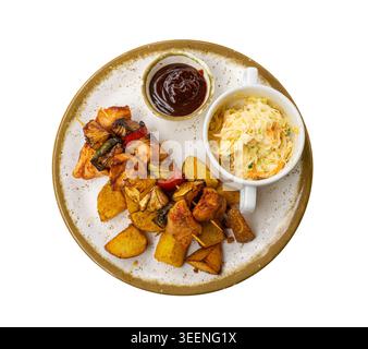 Shish Kebab auf Platte isoliert, Barbecue Shashlik Set, Spieß gegrilltes Business Lunch mit Fleisch und Gemüse, Krautsalat und Barbecue Sauce auf Restaurant Stockfoto
