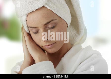 Porträt von 20-25 Jahre alte schöne Frau mit Bademantel Stockfoto