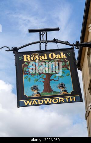Traditionelles Pub-Schild The Royal Oak, Wadworth Pub, Corsham, Wiltshire, England, König Karl II. des Vereinigten Königreichs versteckt eine Eiche Stockfoto
