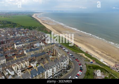 Blick aus der Vogelperspektive auf Saltburn by the Sea mit weitläufigen Gebäuden an der Küste und der ruhigen Nordsee in North Yorkshire England unter Dramati Stockfoto