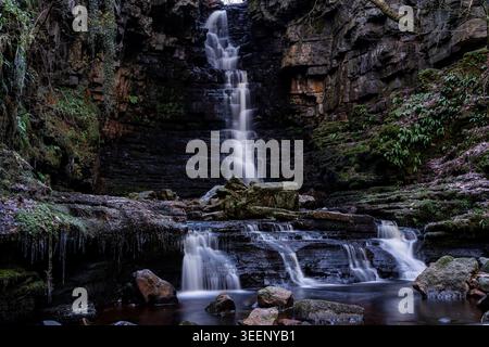 Mill Gill Force Wasserfall, der über gestufte Kalksteinfelsen in Wensleydale stürzt Stockfoto