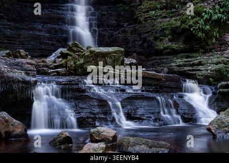 Mill Gill Force Wasserfall, der über gestufte Kalksteinfelsen in Wensleydale stürzt Stockfoto