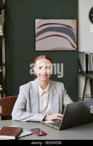 Porträt einer erwachsenen Geschäftsfrau, die im Büro am Laptop arbeitet Stockfoto