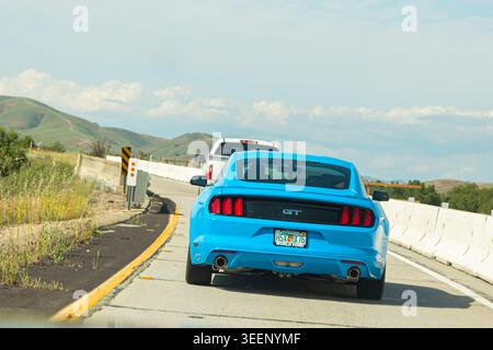 Ford Mustang GT fährt auf der Autobahn, Rückansicht. Moderner Ford Mustang GT auf malerischer Bergstraße. Blue Ford Mustang fährt auf der Autobahn. Blauer Sportwagen in Bewegung auf der Autobahn. Rückansicht des blauen Muscle Car in Bewegung. Santa Barbara, CA, USA - 2. April 2017 Stockfoto