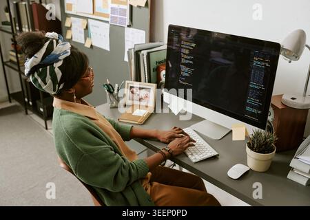 Black Woman Software Developer Coding am Schreibtisch im Home Office Stockfoto