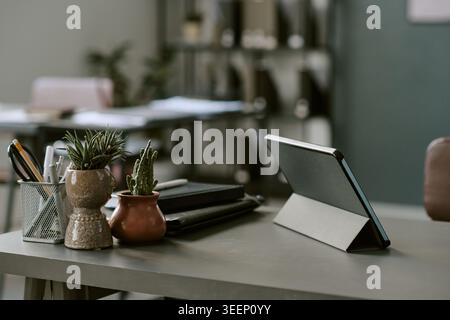 Moderner Schreibtisch mit Tablet-Setup für Remote-Arbeiten Stockfoto
