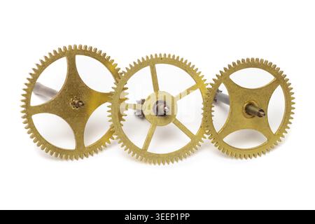 Zerlegter Retro-Uhrmechanismus mit Messingzahnrädern auf einer sauberen weißen Oberfläche Stockfoto