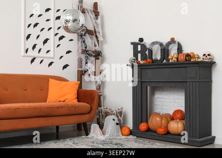 Stilvolles Wohnzimmer mit Diskokugel und braunem Sofa für Halloween-Party Stockfoto