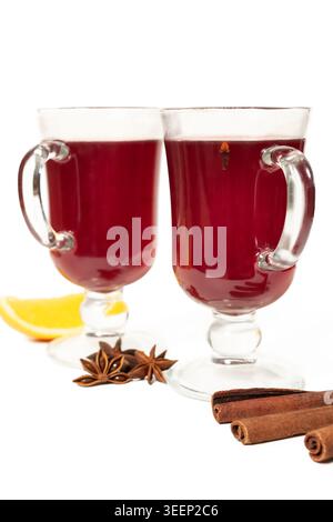 Zwei Glasbecher mit heißem Glühwein mit Zimtstangen und Sternanis isoliert auf weißem Hintergrund Stockfoto