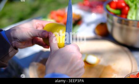 Schöne Zitronenscheiben auf dem Schneidebrett mit Sonnenlicht. Outdoor-Konzept. Eleganter Hintergrund mit Zitronen- und Zitronenscheiben. Draufsicht. Hochwertige Fotos Stockfoto