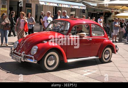 Klassischer roter Volkswagen Käfer, der am 2. Mai 2026 an der 30. Internationalen Oldtimer-Auto-Rallye in Rijeka, Kroatien, teilnahm. Stockfoto