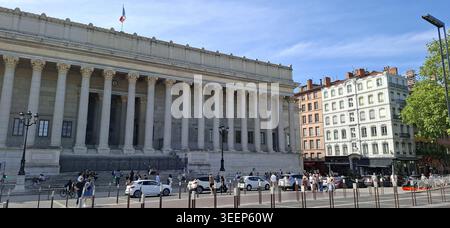 Neoklassizistische Fassade des Palais de Justice mit seinen berühmten 24 Säulen in Lyon, Frankreich. Stockfoto
