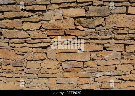 Nahaufnahme einer traditionellen Trockensteinmauer aus lokalem gelbem Kalkstein in der Region Monts d'Or in der Nähe von Lyon, Frankreich. Stockfoto