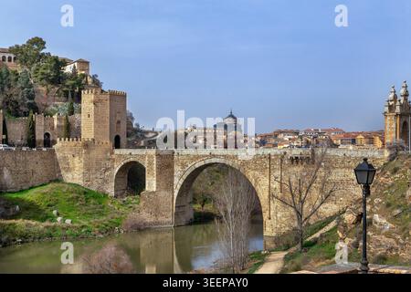 Puente de Alcantara römische Bogenbrücke über den Fluss Tejo in Toledo, Spanien. Historische Steinbefestigung Stockfoto