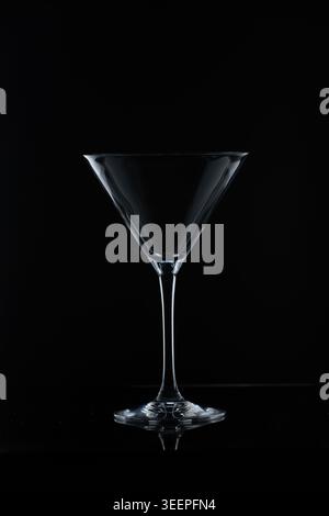 Glas auf schwarzem Hintergrund mit Felgenleuchte. Stockfoto