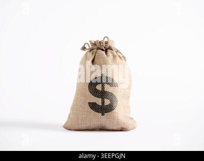 Sackleinen-Geldbeutel mit einem Dollarzeichen, das Finanzen, Ersparnisse, Investitionen und Vermögen vor einem sauberen weißen Hintergrund darstellt Stockfoto
