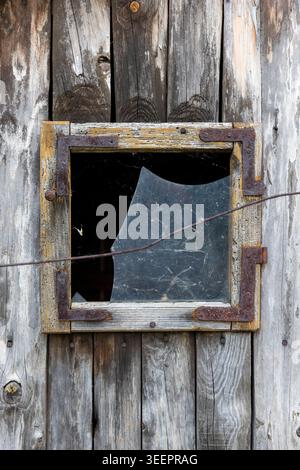 Altes verwittertes und abgenutztes Holzfenster Stockfoto