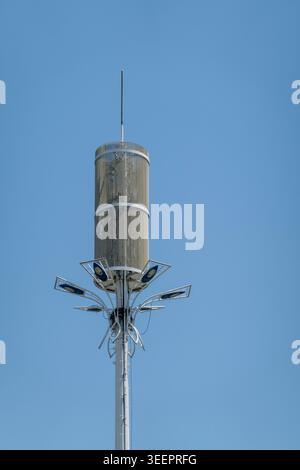 HAINING, CHINA - 1. MAI 2026: Eine Niedrigwinkelaufnahme eines spezialisierten Telekommunikationsmastes mit zylindrischer Antennenverkleidung und integrierter Beleuchtung Stockfoto