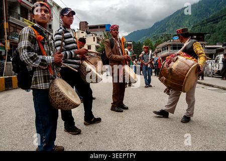 Indien, Himachal Pradesh, Manali: Eine Gruppe von Musikern spielt Schlagzeug während des Festivals, das der Göttin Hadimba auf den Straßen von Manali gewidmet ist. Stockfoto
