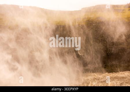 Spuren von Wasserfällen, die kein Wasser mehr tragen, werden sichtbar. Wenn Sie jedoch massive Wasserfälle in Europa sehen wollen, dann ist es das. Stockfoto