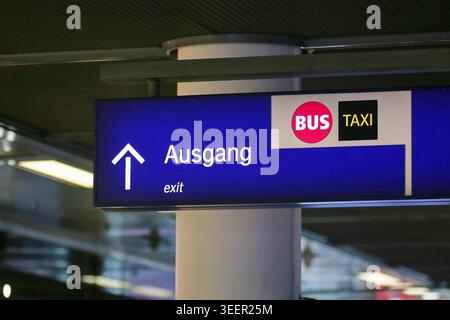 Berlin, Deutschland, 05.05.2026: Hauptbahnhof: Ausgangsschild mit Hinweis auf Bus und Taxi *** Berlin, Deutschland, 05 05 2026 Hauptbahnhofsausgangsschild mit Bus- und Taxiinformationen Copyright: XdtsxNachrichtenagenturx dts 117692 Stockfoto