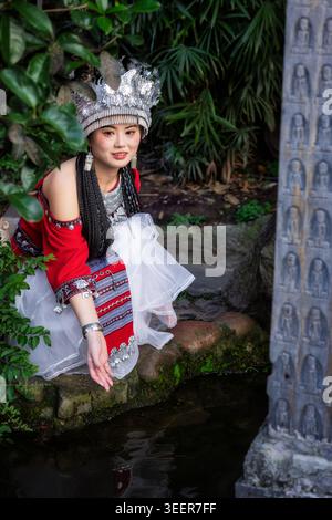 Chinesin in ethnischer Kleidung, Chongqing, China Stockfoto