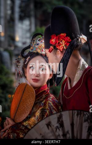 Chinesische Frau und Mann in kaiserlicher Kleidung, Chongqing, China Stockfoto