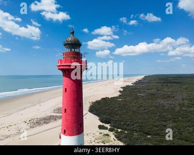 La Tremblade (Zentralwestfrankreich): Der Leuchtturm La Coubre wird bald aufgrund des steigenden Meeresspiegels und der raschen Küstenerosion abgerissen. Baujahr 1905 Stockfoto