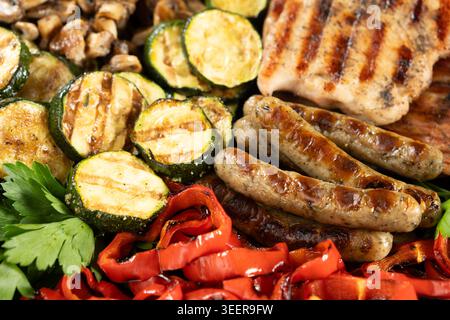 Gesunde Grillplatte mit geröstetem Mais, Zucchini und Geflügel Stockfoto