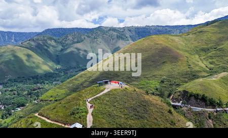 Atemberaubendes Panorama auf den Holbung Hill mit Blick auf die sanften grünen Grate mit Blick auf den Toba-See Stockfoto
