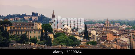Blick auf Florenz an einem verregneten nebeligen Morgen vom Piazzale Michelangelo Stockfoto
