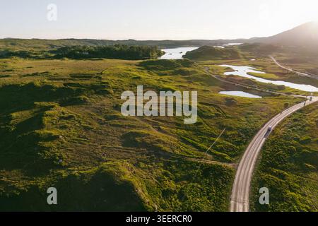 Straßen, Seen und zerklüftete Hügel erstrecken sich über die Landschaft von Connemara in der Nähe des Derryclare Lough im County Galway. Aus der Vogelperspektive die wilde Landschaft rund um TWE Stockfoto