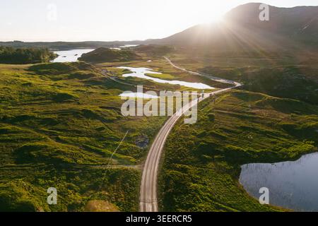 Straßen, Seen und zerklüftete Hügel erstrecken sich über die Landschaft von Connemara in der Nähe des Derryclare Lough im County Galway. Aus der Vogelperspektive die wilde Landschaft rund um TWE Stockfoto