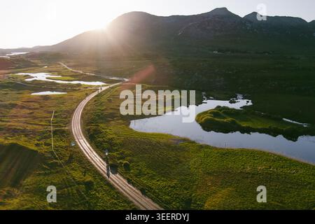 Straßen, Seen und zerklüftete Hügel erstrecken sich über die Landschaft von Connemara in der Nähe des Derryclare Lough im County Galway. Aus der Vogelperspektive die wilde Landschaft rund um TWE Stockfoto